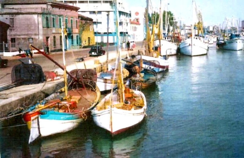 330) Porto Garibaldi anni '60. L'edificio giallo è Villa Bonnet-Pinza con annesso il rudere del magazzino del sale, demolito a fine anni '70.jpg