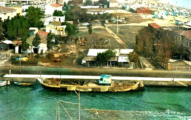 331) Porto Garibaldi, porto canale e faro inizio anni '60..jpg