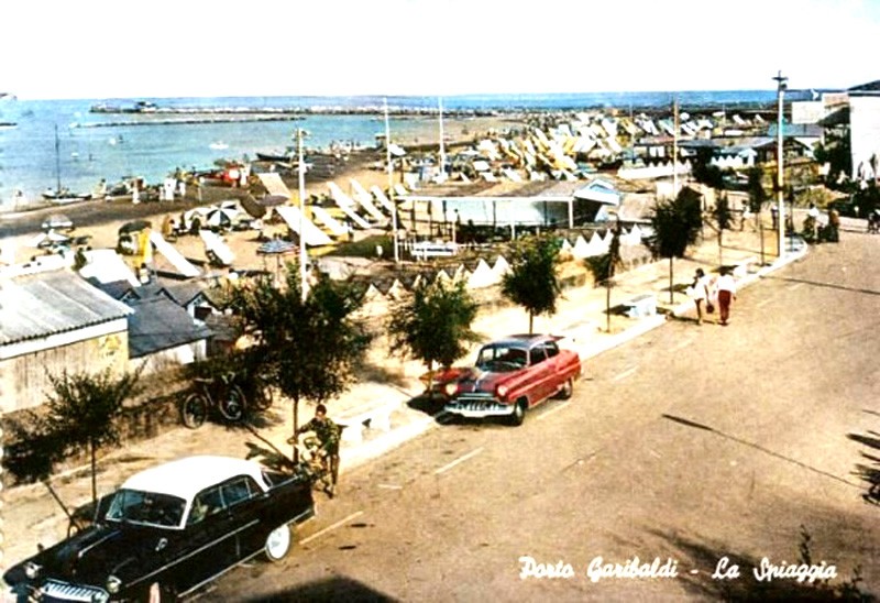 338) La spiaggia, bagno Nettuno anni '60..jpg