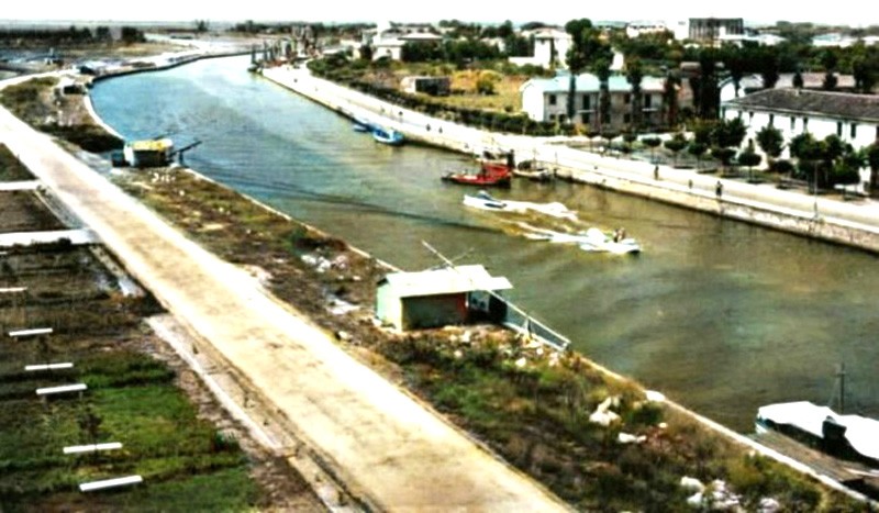 344) Lido degli Estensi - Porto canale nel 1957, si vede bene il bunker piazzato in modo che il cannone potesse sparare verso la Romea.jpg