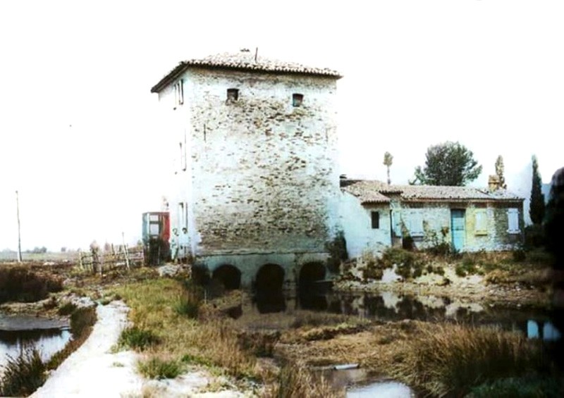 361) ) Immagine dei primi del '900 - La Torre di Bellocchio, demolita nel 1935. Era all'incirca dove passa la Romea sul canale Bellocchio al Lido di Spina..jpg