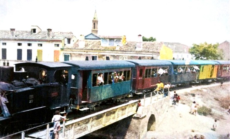 38) -Anni '30 Il treno sul Ponte della ferrovia nei pressi di Trepponti.La ferrovia venne bombardata durante la guerra e poi smantellata..jpg