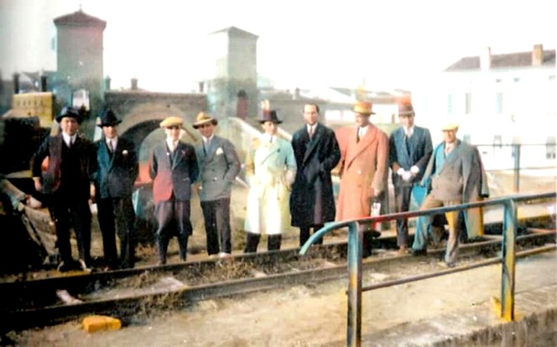 44) -Anni '30 Gente di Comacchio sul Ponte della ferrovia,il primo a destra è il fotografo Filippo Simoni (Cristofer).jpg