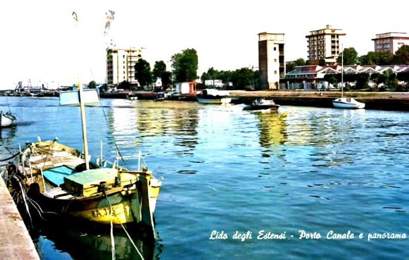 46) Lido degli Estensi - Porto canale e panorama, anni '60..jpg