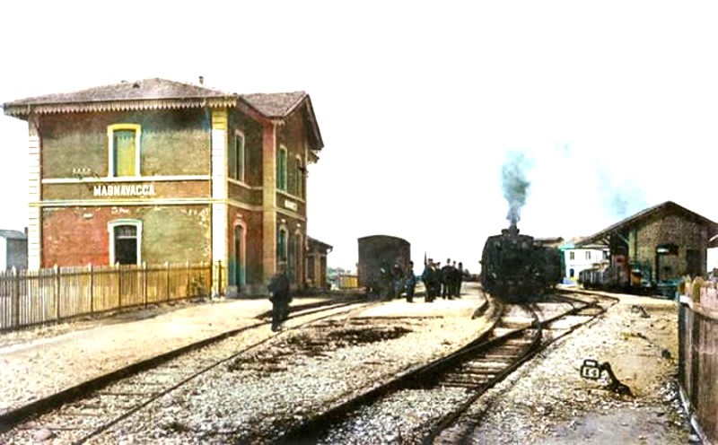 48) 12 marzo 1933 - Stazione di Magnavacca, treno appena arrivato da Ostellato.qui siamo in Vle Bonnet 106, dove c'è la tabaccheria Marino, quindi di fronte al Parco delle Rimembranze..jpg