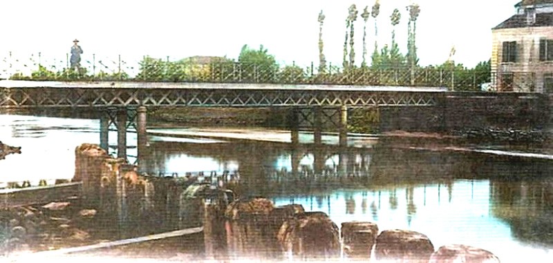 54) -Ponte carrabile a fianco della ferrovia dove il treno stava per arrivare a destinazione sbuffando e gettando al cielo bianchi pennacchi di fumo..jpg