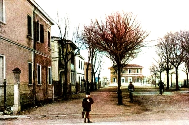 55)  Anni '30 - Porto Garibaldi - Viale della Stazione -  La stazione si trovava press'a poco dove oggi c'è la tabaccheria di Marino Bruno ..jpg