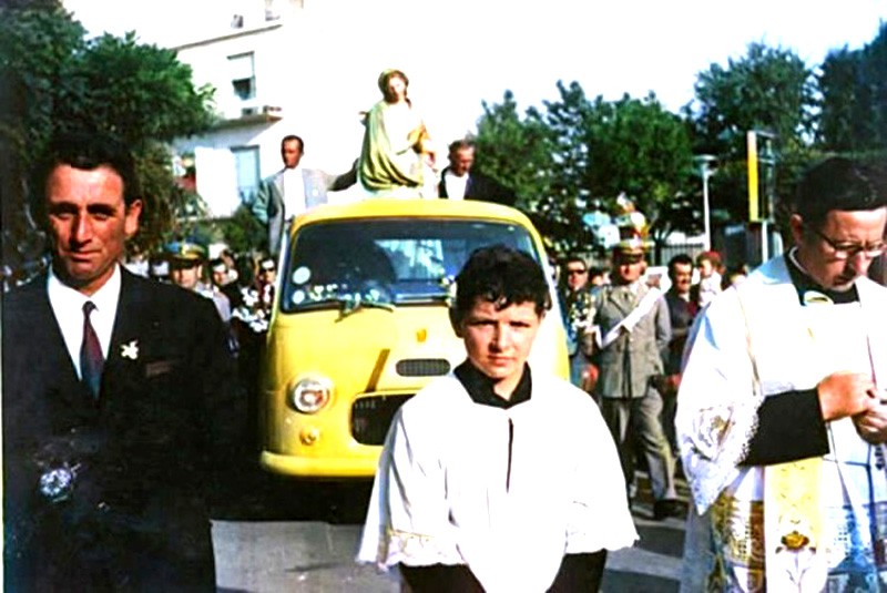 57) PORTO GARIBALDI giugno 1961. La madonna del Mare in processione con Modestino Bellotti, Tomaso Bombi e Don Arpa..jpg