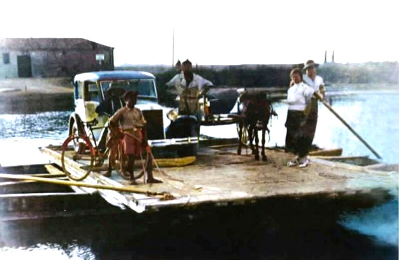 63) AL PASS, in prossimità dell'osteria della posta, sulla strada che portava a Ravenna (strada del corriere). La barca si muoveva con la forza delle braccia del passatore lungo una fune.jpg