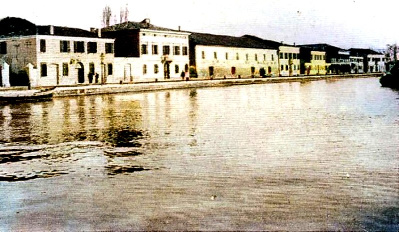 64) -Porto Garibaldi - Corso del Porto anno 1927..jpg