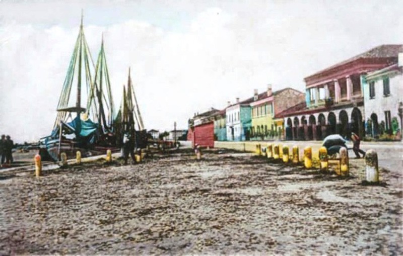 74) Magnavacca 1911. Sul porto ci sono i bragozzi Bonnet-Pinza. Di fronte la casa di Nino Bonnet, A fianco il loggiato Mazzini. La via del porto si chiama Piazza Garibaldi..jpg