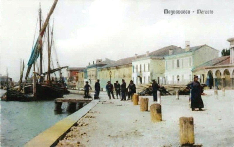 75) -Sul porto di Magnavacca nel 1911, Si vede il carico di legna sulla banchina, ovviamente non è il mercato, come erroneamente dice la cartolina,  sulla destra si vede il loggiato Mazzi.jpg