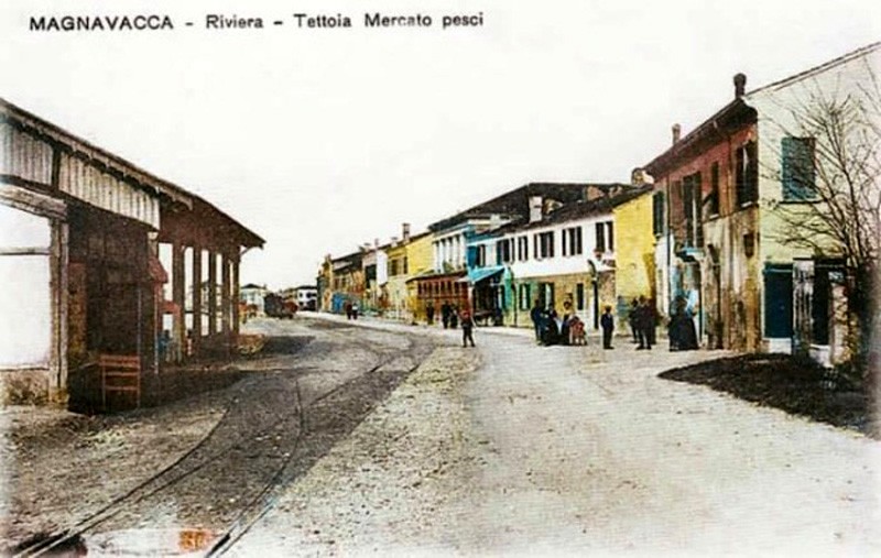 82) Magnavacca 1911 - Tettoia del mercato del pesce, sullo sfondo il treno in arrivo..jpg