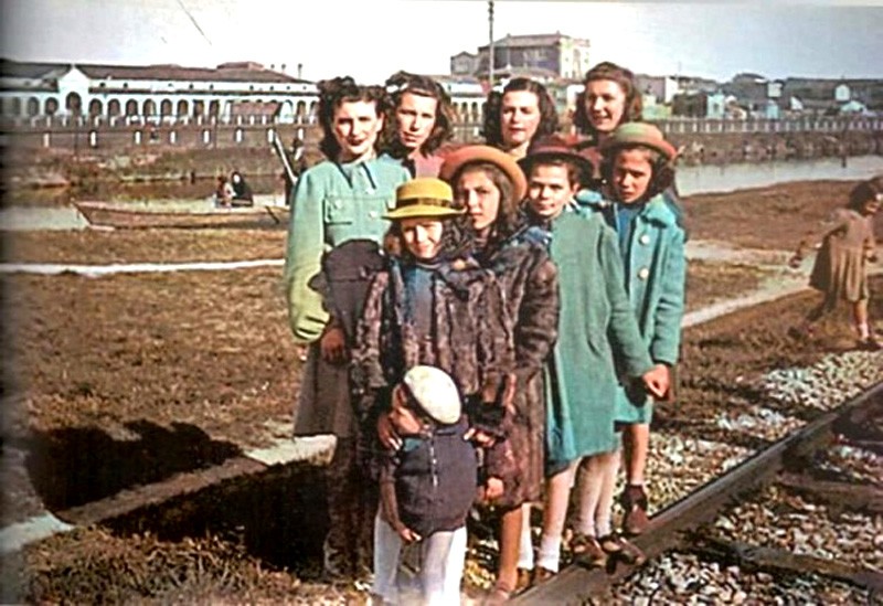 90) Anni 40 foto di gruppo con ferrovia ai Cappuccini..jpg