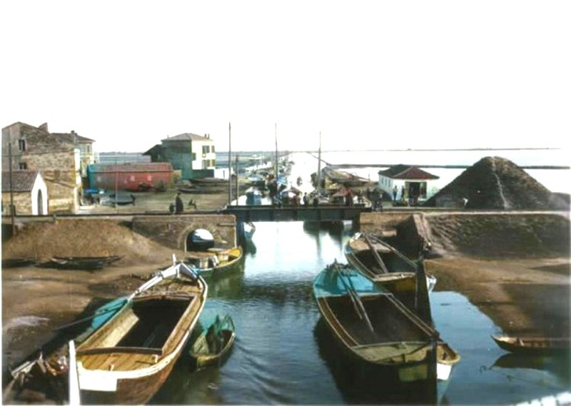 91)  Comacchio - Una delle più belle foto degli anni '30 - Il vecchio squero e il canale Pallotta presi dai Trepponti..jpg