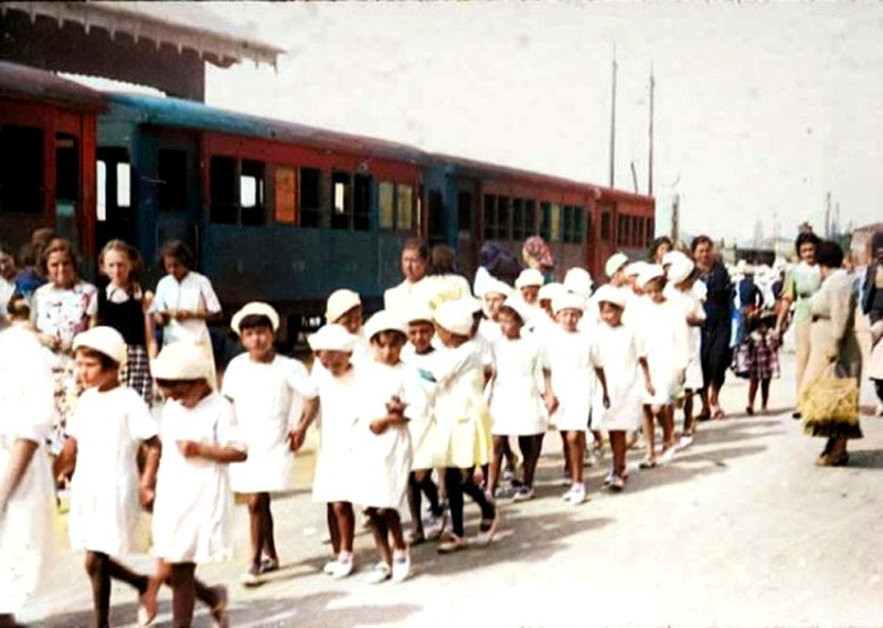 94) -MAGNAVACCA-PORTO GARIBALDI anno 1937,  bambini giunti in treno a Porto Garibaldi si avviano verso la spiaggia per trascorre una giornata di mare e sole..jpg