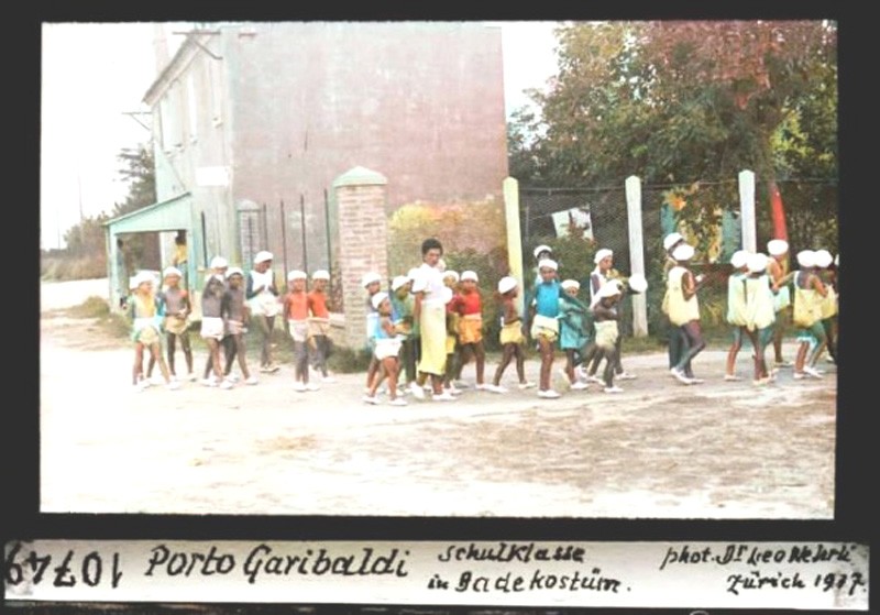 95) 1937 Porto Garibaldi (FE). Bambini di una colonia estiva.jpg