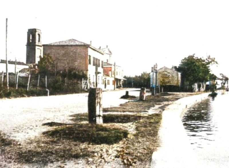 96) Magnavacca stazione attraversava il centro storico di Comacchio tra urla di bambini festanti che aspettavano l'arrivo dei turisti per poter recuperare con spettacolari tuffi le moneti.jpg