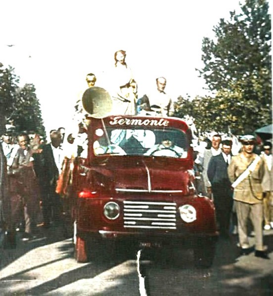 99) Successivamente alle braccia subentrerà un camioncino e solo a partire dal dopoguerra nel 1947, verrà sostituita dalla processione in mare.jpg