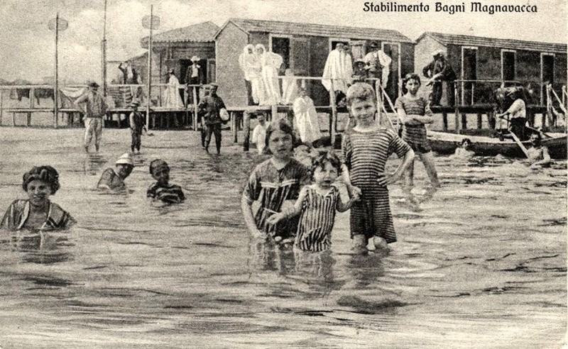 11-Stabilimento bagni Magnavacca anno 1910.jpg