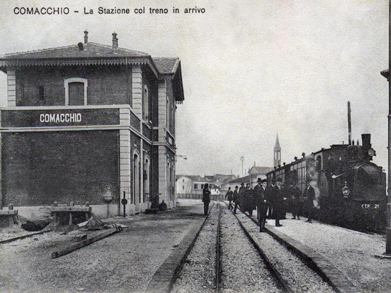 18-Comacchio-stazione con il treno in arrivo ( 1911-1931).jpg