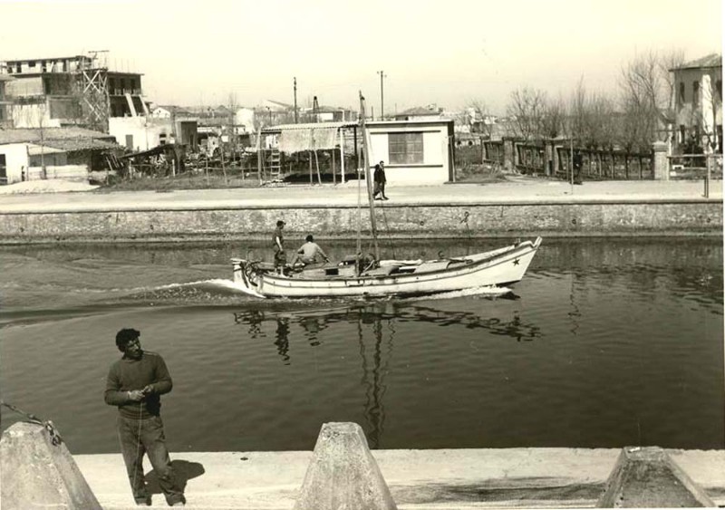 39-Porto Garibaldi anni '50-fortificazioni in cemento armato anticarro, a difesa sbarchi alleati nel 2°conflitto mondiale.Sullo sfondo chiosco che diverrà Ristorante il FARO.jpg