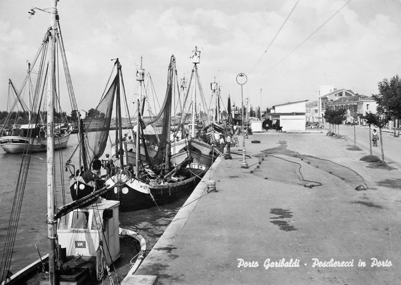 41-porto garibaldi - Pescherecci in porto, primi anni '50..jpg