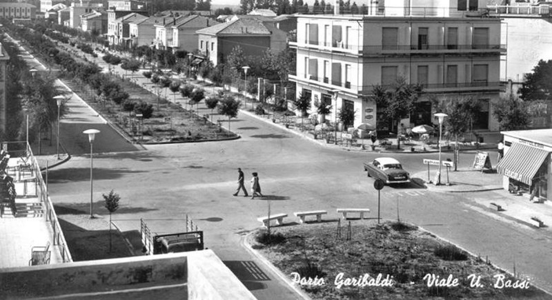 50-PORTO GARIBALDI viale u. Bassi,  nei FAVOLOSI anni '50.jpg