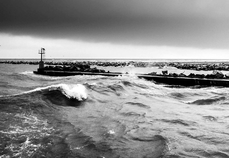 51-porto garibaldi entrata porto canale e faro, magnavacca, mare mosso....jpg