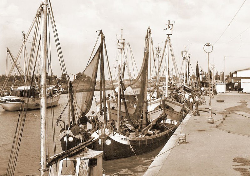 57-Porto Garibaldi - ultimi Bragozzi a motore fine anni '50.jpg