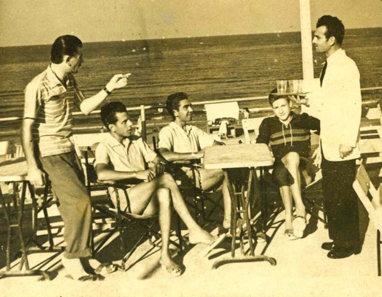 65-Porto Garibadi anni '50 Acquirino Felisatti, Emilio Guidi in compagnia di amici sulla terrazza del Bar Gelateria Belvedere, poi Piccolo Bar..jpg