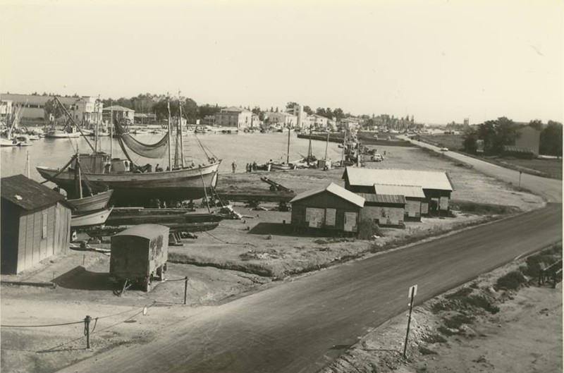 66b-Porto Garibaldi Anni '50  -lo squero- di Porto Garibaldi sulla banchina sud del porto canale..jpg