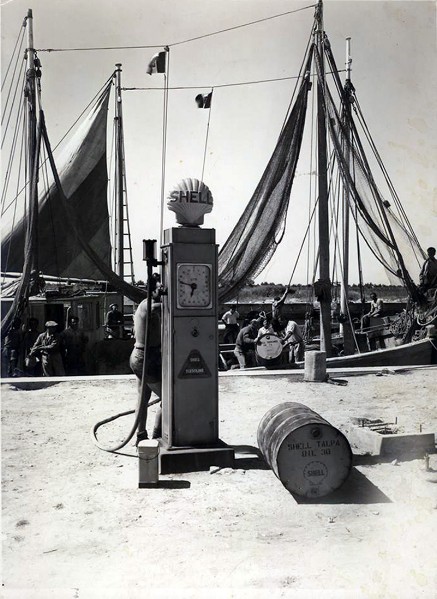 68-Banchina di PORTO GARIBALDI anni'50 Distributore carburante.jpg