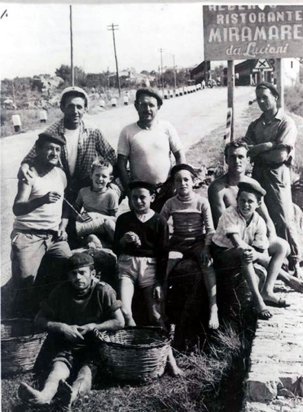 69-PORTO GARIBALDI 1953, i fratelli Mazzanti con figli e nipoti, pescatori di cozze e vongole..jpg