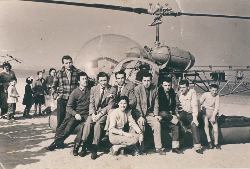 71-PORTO GARIBALDI 1957 Spettacolare atterraggio di due elicotteri sulla spiaggia, giovani magnavaccanti posano per una foto ricordo..jpg