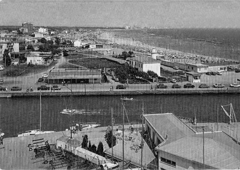 77-Porto Garibaldi 1964 il faro sulla destra e quello basso è il ristorante Il Faro,la Capitaneria ora è in Quello spazio vuoto a sinistra,allora non c'era nulla!!!!.jpg