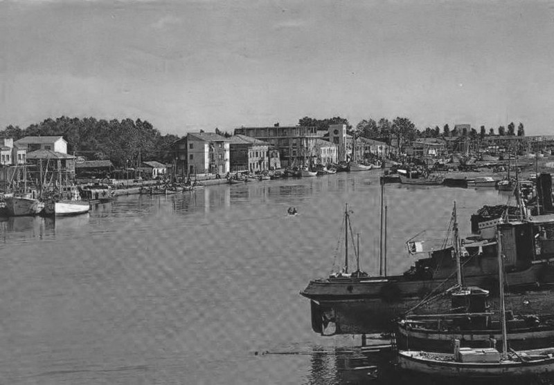 79-Porto Garibaldi 1965 sullo sfondo il peschereccio M. G.zaccagnini della scuola marinara di allora..jpg