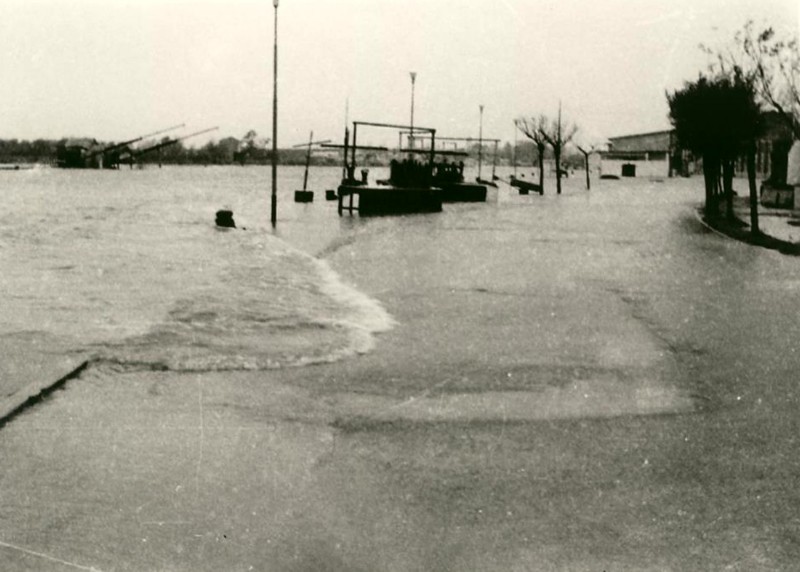 85b-PORTO GARIBALDI 1966 Il canale tracima e allaga la via del porto, allora come oggi, non c'era la diga sud e la banchina era 40 cm più bassa..jpg