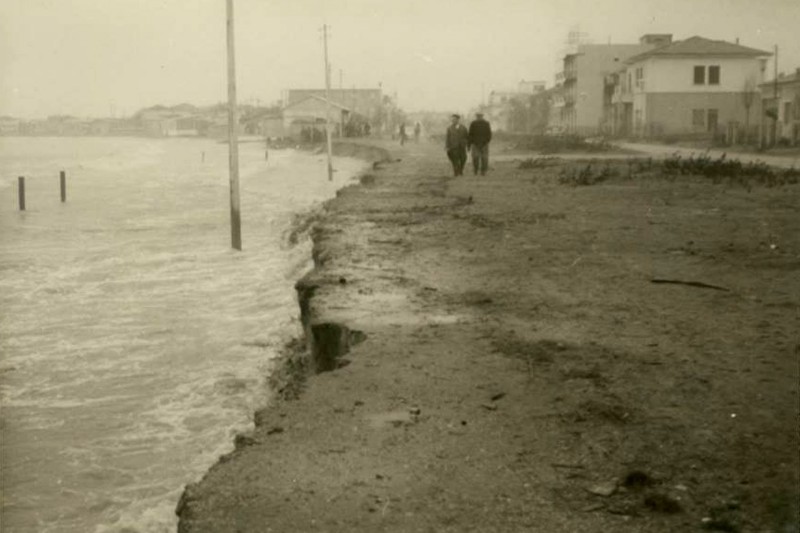 85c-PORTO GARIBALDI 1966 La spiaggia dopo la mareggiata, sullo sfondo il secondo edificio a destra era l'Hotel Central, dove oggi c'è la Pasticceria Del Sole.jpg