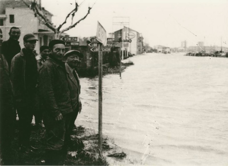 85d-PORTO GARIBALDI 1966 La via del porto sommersa dall'acqua ..jpg