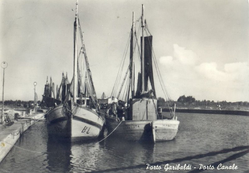 89-Porto Garibaldi anni '60, pescherecci sul porto canale..jpg