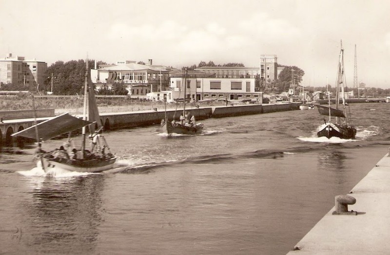 90-Porto Garibaldi uscita pescherecci dal porto canale negli anni '60.jpg