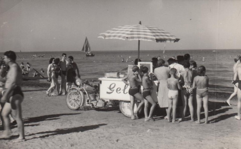 92-Gelati motorizzati in spiaggia a Porto Garibaldi, anni '60.jpg