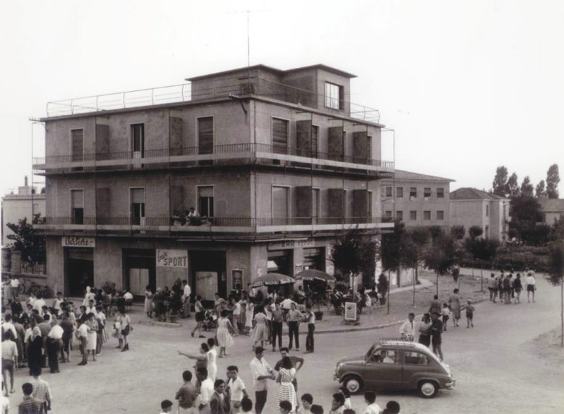 93-Porto Garibaldi, come eravamo... p.zza 3 agosto e il bar Sport anni '60..jpg