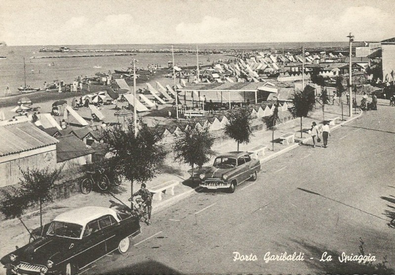 98-La spiaggia, bagno Nettuno anni '60.jpg