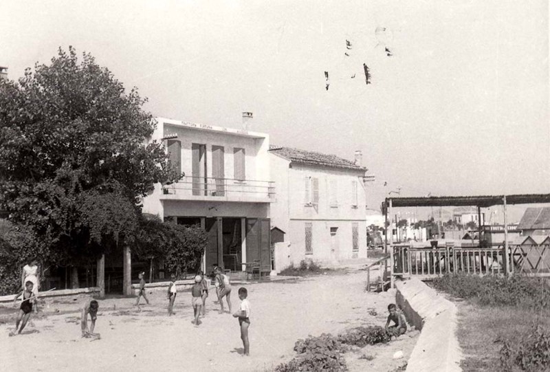 101-Porto Garibaldi anni '60 via Spiaggia oggi via Anita, notare a sinistra il Ristorante Fortuna, era ubicato dove oggi si trova l'ufficio Postale..jpg