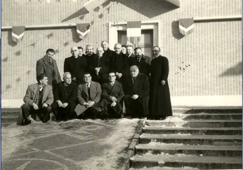 23-Don Antonio De Lotto festeggiato a S. Gregorio dai laici e preti di San Vito di Cadore, anni '60.jpg