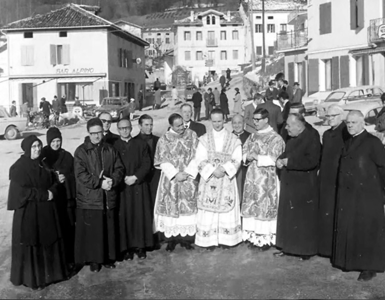 26-Don Romano Argenta posa in piazza S. Gregorio dopo prima messa novella insieme flli Guanelliani, anno 1969.jpg