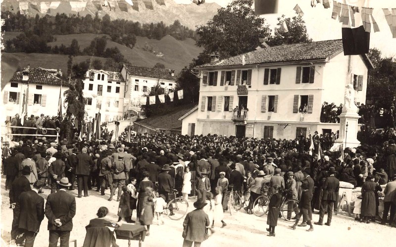 17) inaugurazione del monumento ai caduti ( anno 1923 ) La signora in basso a sinistra seduta è la Clelia Bissacot ( la mamma de Aldo Vieceli ).jpg