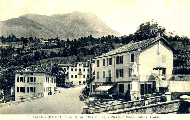 18c-San Gregorio nelle Alpi (BL). Piazza e Bar e Monumento ai caduti. Anni '20..jpg